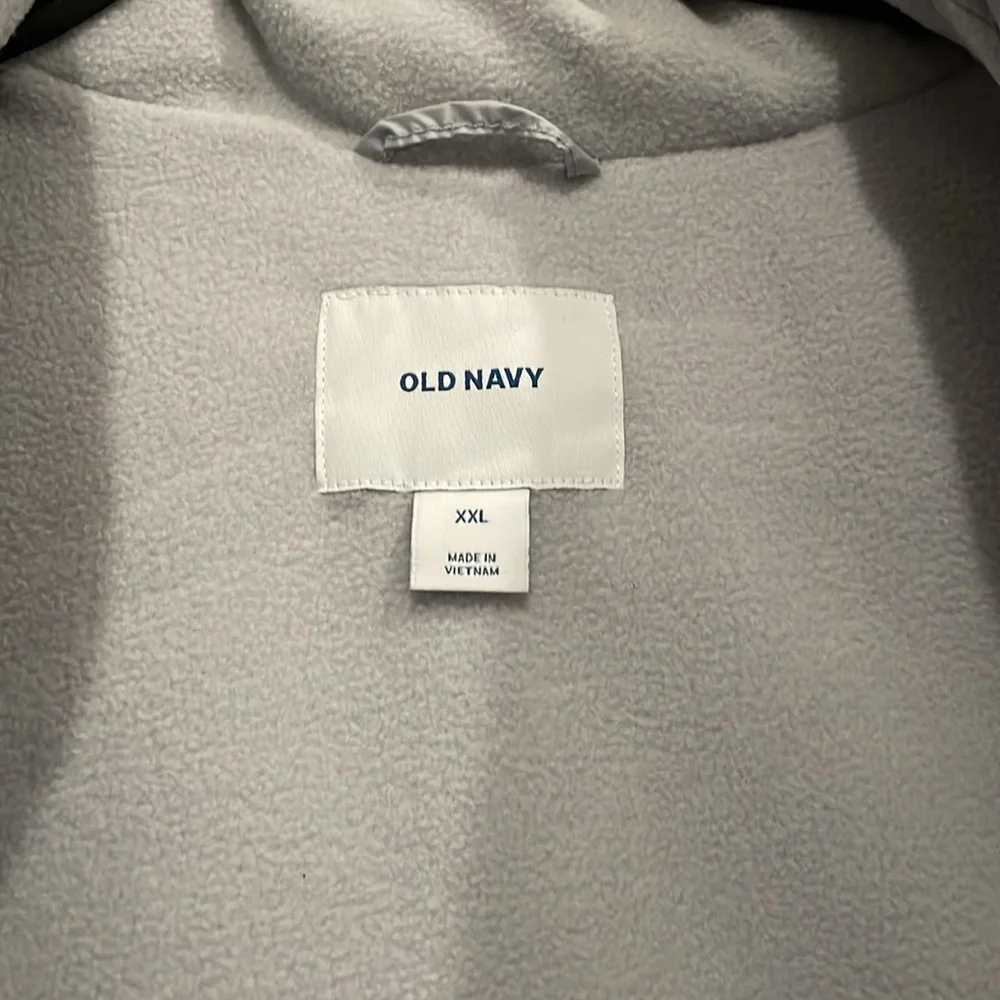 NWT women’s XXL Old Navy puffer vest - Picture 2 of 5